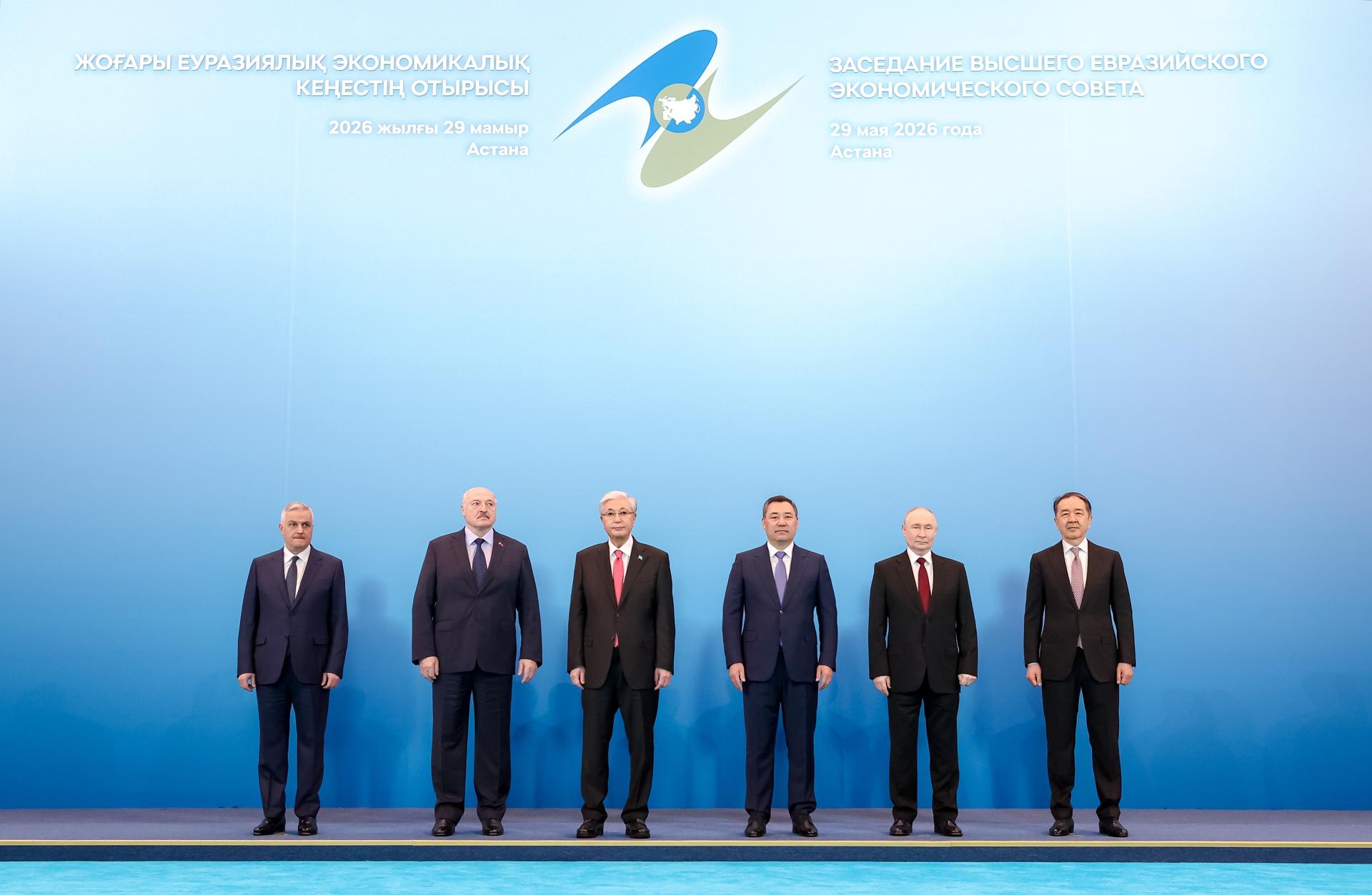 .- (I-D) El vice primer ministro armenio Mher Grigoryan, el presidente bielorruso Alexander Lukashenko, el presidente kazajo Kassym-Jomart Tokayev, el presidente kirguiso Sadyr Japarov, el presidente ruso Vladimir Putin y el presidente del Consejo de la Comisión Económica Euroasiática Bakytzhan Sagintaev posan para una foto familiar antes de una reunión en formato reducido del Consejo Supremo Económico Euroasiático (SEEC) en el Palacio de la Independencia en Astaná, Kazajistán, el 29 de mayo de 2026. La Unión Económica Euroasiática (UEE) involucra a cinco estados miembros principales que la componen: Armenia, Bielorrusia, Kazajstán, Kirguistán y Rusia, así como varios estados observadores y países socios estratégicos que asisten y participan en sus cumbres y foros. (Bielorrusia, Kazajstán, Kirguistán, Rusia) EFE/EPA/ALEXANDER KAZAKOV/KREMLIN / POOL CRÉDITO OBLIGATORIO
