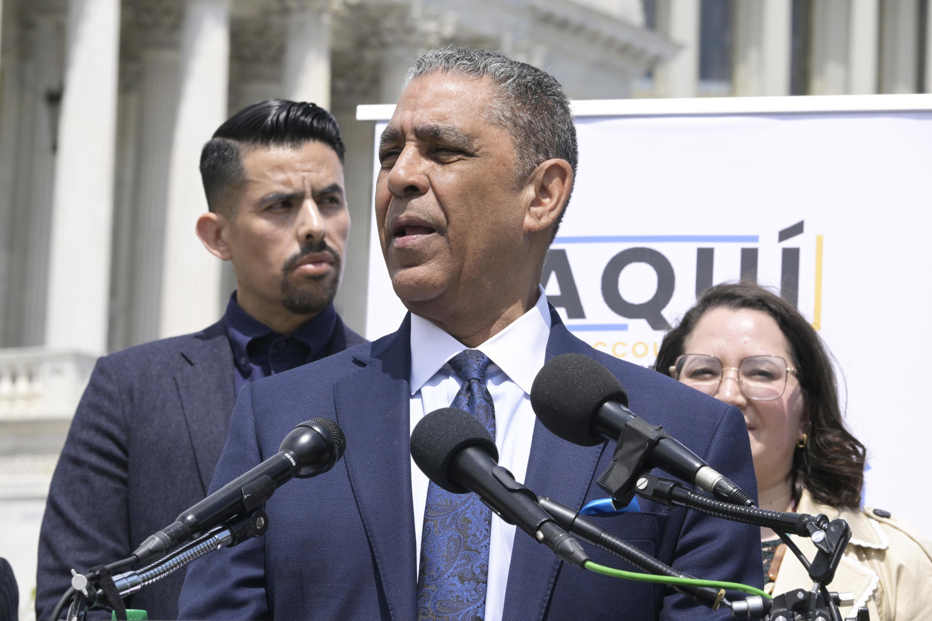 Fotografiá de archivo en la que se captó al presidente del Caucus Hispano del Congreso (CHC), Adriano Espaillat, durante una rueda de prensa, a las a fueras del Capitolio, en Washington DC (EE.UU.). EFE/Lenin Nolly
