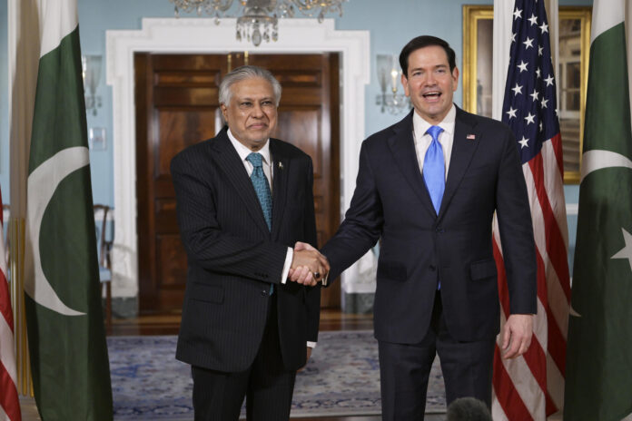 El secretario de Estado de Estados Unidos, Marco Rubio (d), fue captado este 29 de mayo al estrechar la mano del viceprimer ministro y ministro de Asuntos Exteriores de Pakistán, Ishaq Dar, en Washington DC (EE.UU.). EFE/Lenin Nolly

