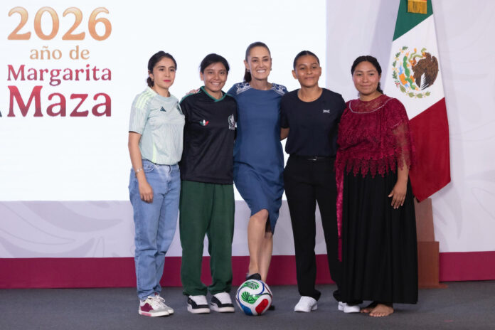 Fotografía cedida por la Presidencia de México, que muestra a la mandataria mexicana, Claudia Sheinbaum (c), junto a las ganadoras del concurso ‘Representa a México en la inauguración del Mundial, durante una rueda de prensa este viernes en Palacio Nacional de Ciudad de México (México). EFE/ Presidencia de México /SOLO USO EDITORIAL/ NO VENTAS/ SOLO DISPONIBLE PARA ILUSTRAR LA NOTICIA QUE ACOMPAÑA (CRÉDITO OBLIGATORIO)

