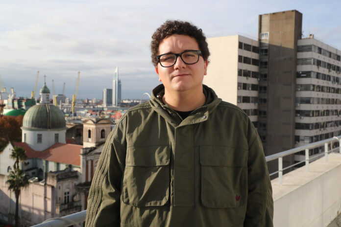 El humorista hispano-uruguayo Facu Díaz posa durante una entrevista con EFE en Montevideo (Uruguay). EFE/ Hernán Ogállar
