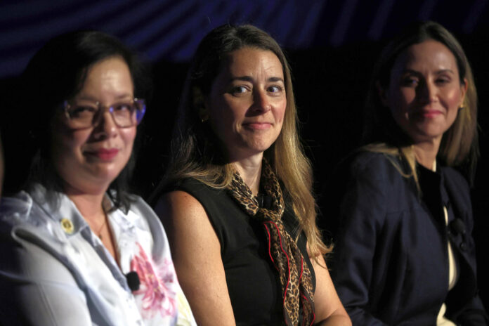 Fotografía del 20 de mayo de 2026 de la secretaria de Asuntos Académicos del Departamento de Educación de Puerto Rico, Beverly Morro (i); la vicepresidenta de Innovación, Tecnología y Operaciones de Banco Popular de Puerto Rico, Camille Burckhart (c), y la presidenta de Abarca Health, Adriana Ramírez, participando en el foro Revolución de la IA: Una oportunidad para los negocios en Puerto Rico durante el Speakers Series 2026 en San Juan (Puerto Rico). EFE/ Thais Llorca
