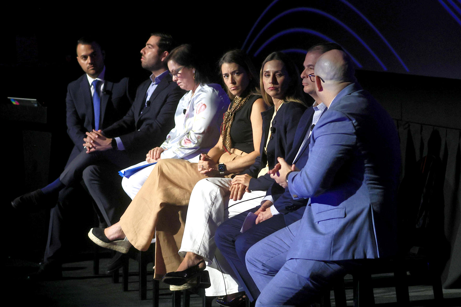 Fotografía del 20 de mayo de 2026 que muestra desde la izquierda al principal ejecutivo de GFR Media, Rafael Lama Bonill;, el secretario de Desarrollo Económico y Comercio de Puerto Rico, Sebastián Negrón Reichard; la secretaria de Asuntos Académicos del Departamento de Educación, Beverly Morro; la vicepresidenta de Innovación, Tecnología y Operaciones de Banco Popular de Puerto Rico, Camille Burckhart; la presidenta de Abarca Health, Adriana Ramírez; el principal Oficial Ejecutivo de Claro, Enrique Ortiz de Montellano, y el gerente general para Centroamérica y el Caribe de Microsoft, Herbert Lewy, participando en el foro Revolución de la IA: Una oportunidad para los negocios en Puerto Rico durante el Speakers Series 2026 en San Juan (Puerto Rico). EFE/ Thais Llorca
