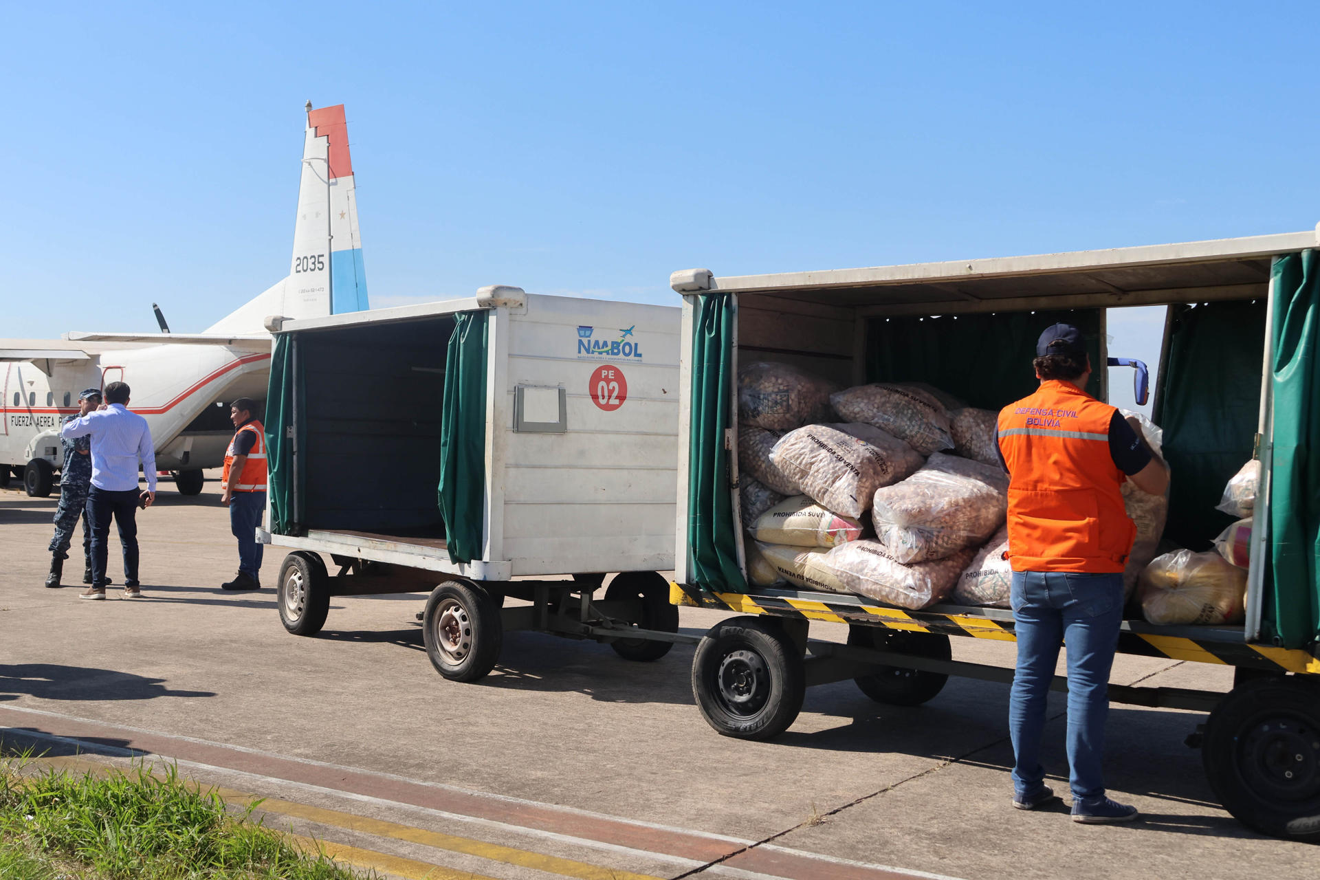 Integrantes de la Defensa Civil de Bolivia descargan alimentos donados por Paraguay en Santa Cruz (Bolivia). EFE/ Juan Carlos Torrejon
