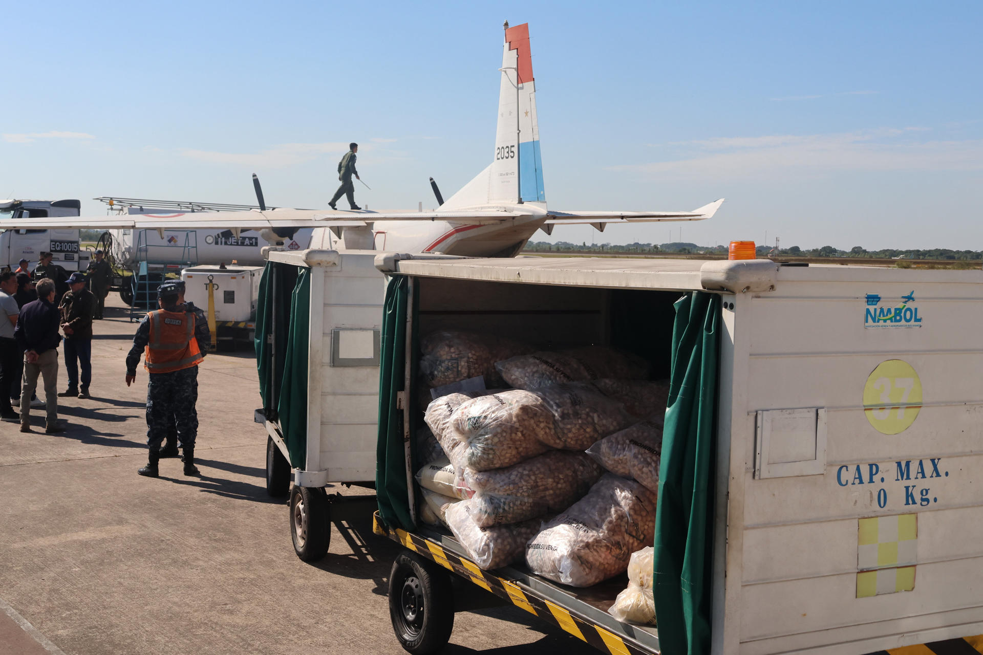 Integrantes de las Fuerzas Militares de Bolivia descargan alimentos donados por Paraguay en Santa Cruz (Bolivia). EFE/ Juan Carlos Torrejon
