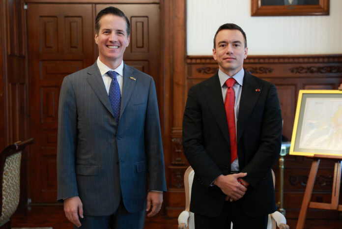 Fotografía cedida por la Presidencia de Ecuador en la que aparecen el presidente ecuatoriano, Daniel Noboa (d), al posar junto al senador estadounidense Bernie Moreno, republicano por Ohio y de origen colombiano, durante una reunión, el pasado 26 de mayo, en Quito (Ecuador). EFE/Presidencia de Ecuador
