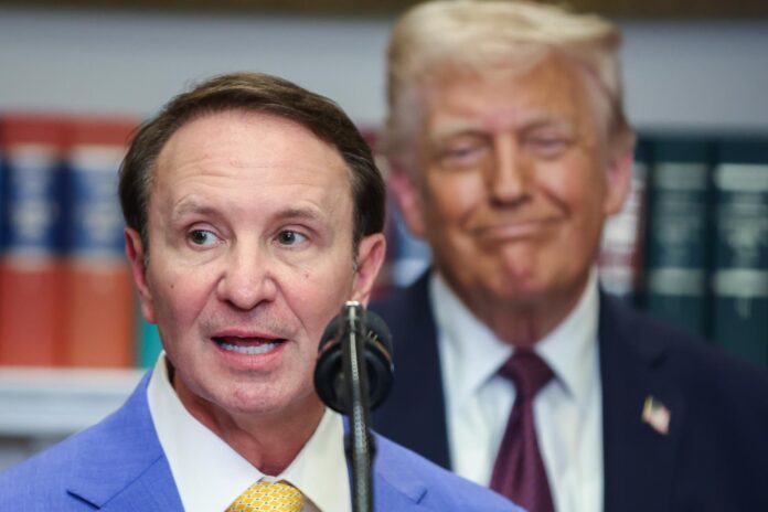 Fotografía de archivo en la que se captó al gobernador del estado de Luisiana, Jeff Landry (i), al hablar, mientras el presidente de los Estados Unidos, Donald Trump, escucha, en la Sala Roosevelt de la Casa Blanca, en Washington DC (EE.UU.). EFE/Samuel Corum/Pool
