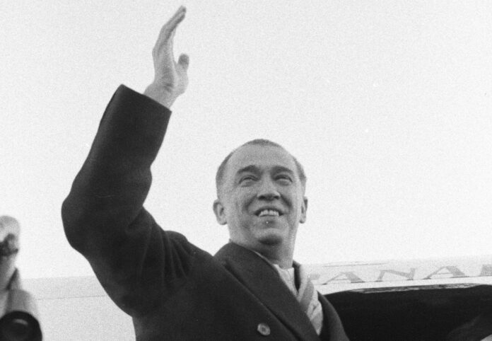 Fotografía de archivo, tomada el 22 de enero de 1956, en la que se captó al entonces presidente electo de Brasil, Juscelino Kubitschek, al despedirse en el aeropuerto de Barajas, al término de una visita oficial, en Madrid (España). EFE/Jaime Pato
