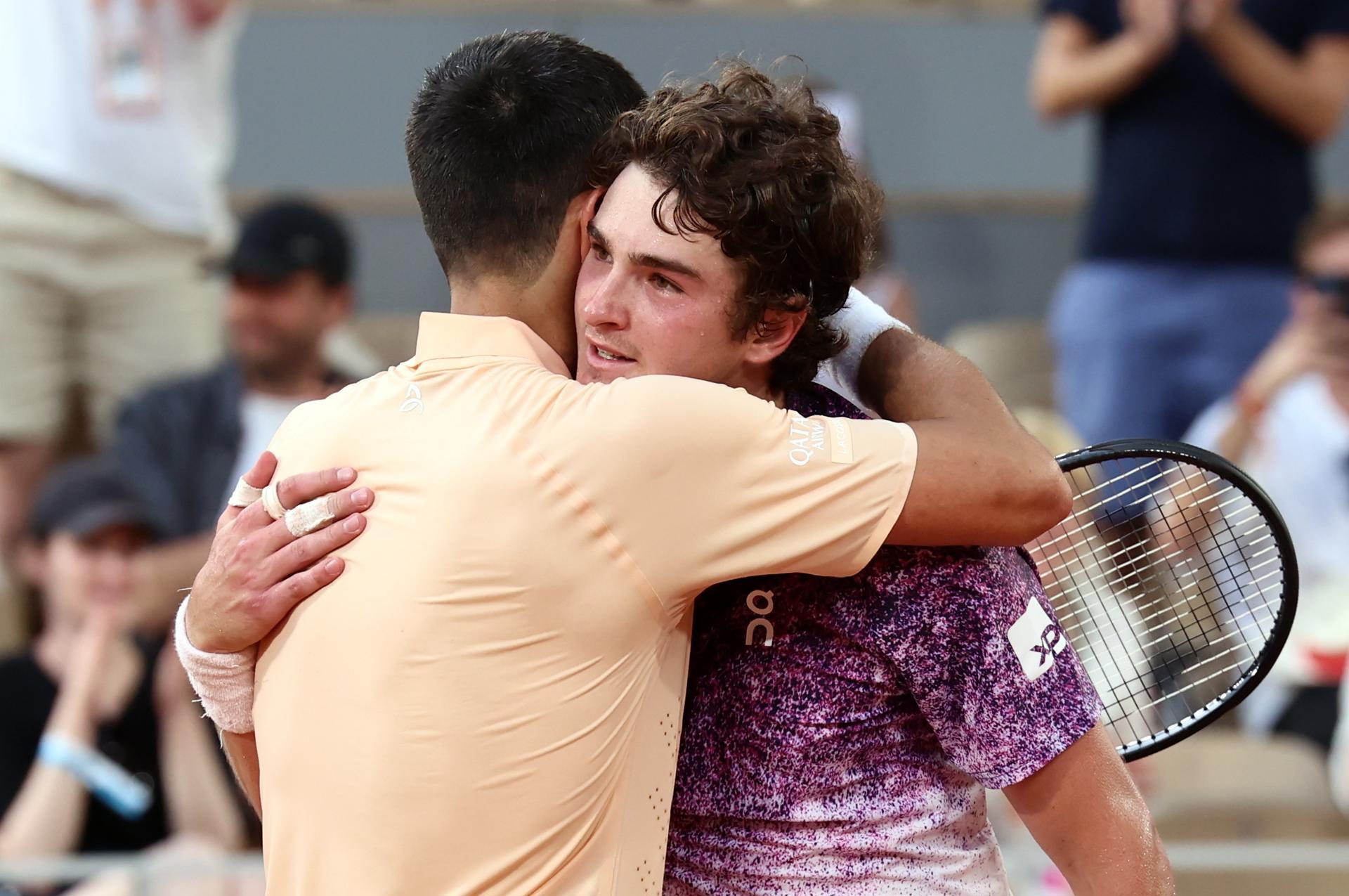 Novak Djokovic de Serbia (L) felicita con un abrazo a su rival Joao Fonseca de Brazil después del intenso partido que ganó el sudamericano de la tercera ronda de Roland Garros. Tenis, Abierto, Brasil, Francia) EFE/EPA/CHRISTOPHE PETIT TESSON
