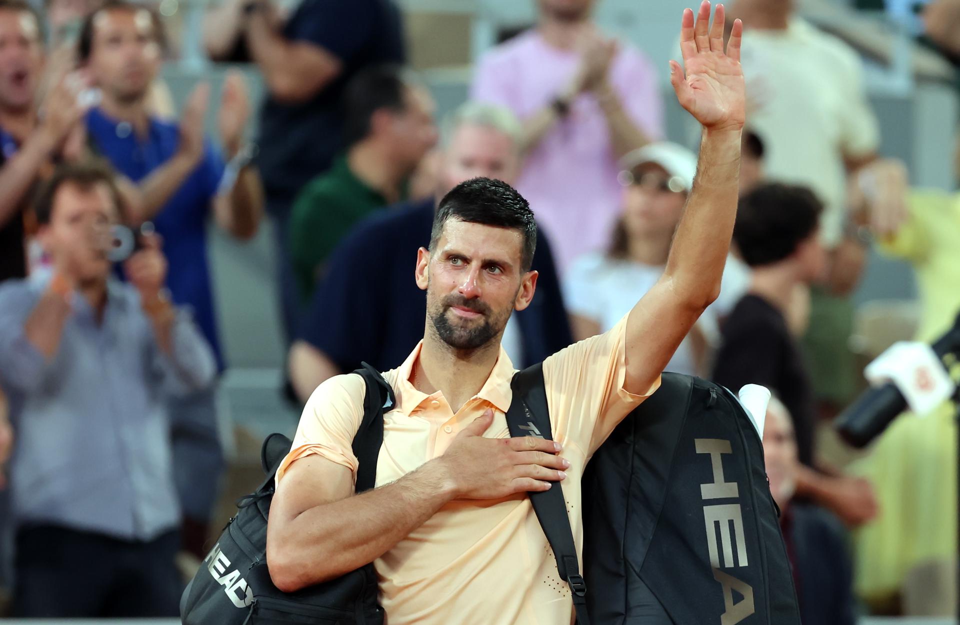 Novak Djokovic se despide del público de la pista central de Roland Garros tras perder el partido de tercera ronda contra el brasileño Joao Fonseca of Tenis, Abierto, Brasil, Francia) EFE/EPA/CHRISTOPHE PETIT TESSON
