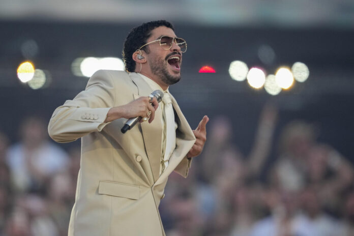 El cantante puertorriqueño Bad Bunny, durante el concierto ofrecido en el Estadio Olímpico de Barcelona. EFE/Alejandro García
