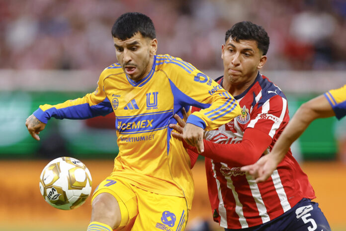 Bryan González (d) de Guadalajara disputa el balón con Ángel Correa de Tigres. Imagen de archivo. EFE/ Francisco Guasco
