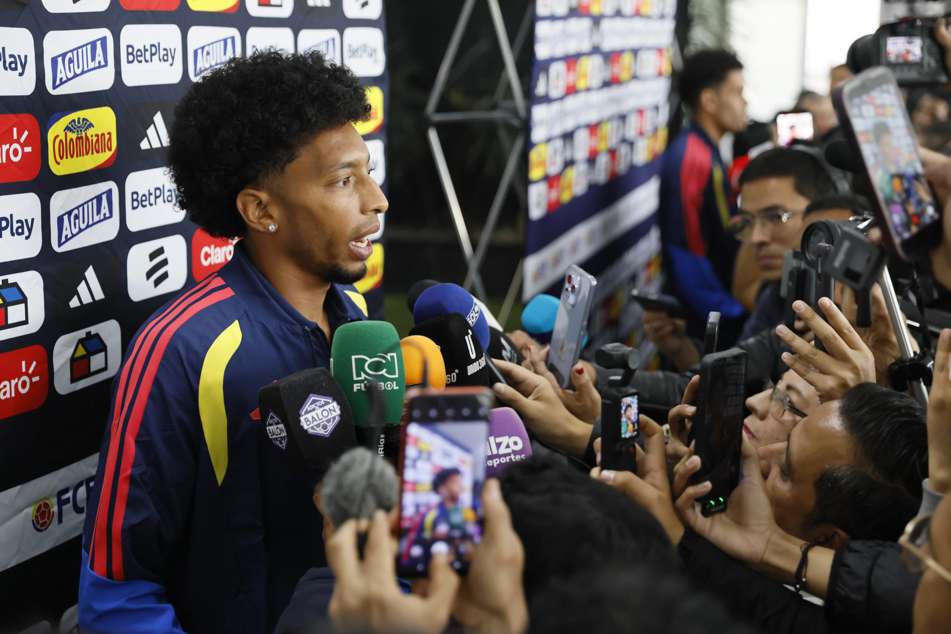 El jugador Johan Mojica habla en una rueda de prensa este viernes, durante una jornada de entrenamiento de la Selección Colombia en el estadio Metropolitano de Techo, en Bogotá (Colombia). EFE/Carlos Ortega
