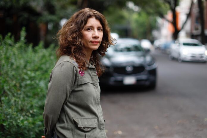 La cineasta Ana Bárcenas, posa al final de una entrevista con EFE este jueves, en la Ciudad de México (México). EFE/ Sáshenka Gutiérrez
