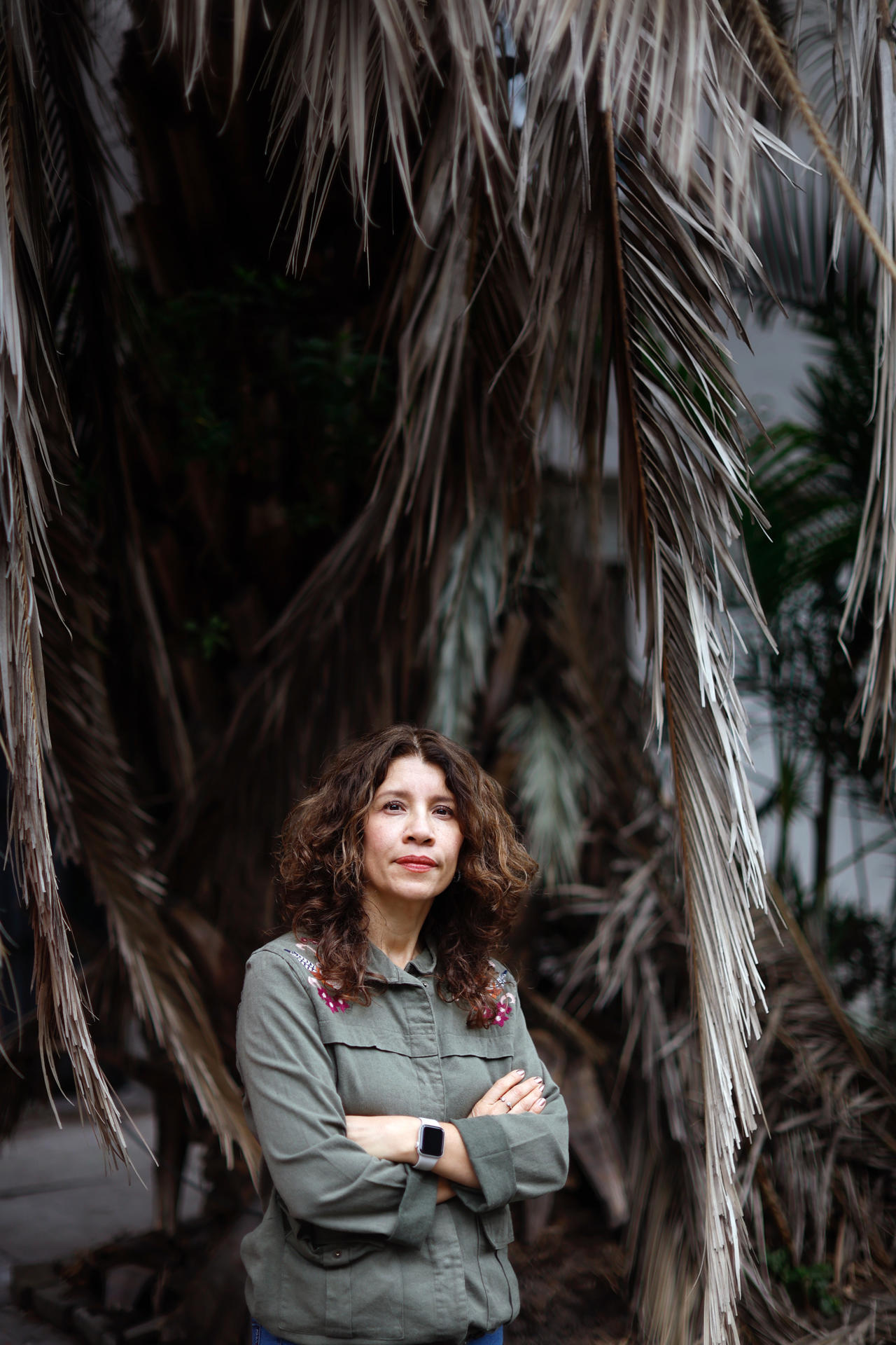 La cineasta Ana Bárcenas, posa al final de una entrevista con EFE este jueves, en la Ciudad de México (México). EFE/ Sáshenka Gutiérrez
