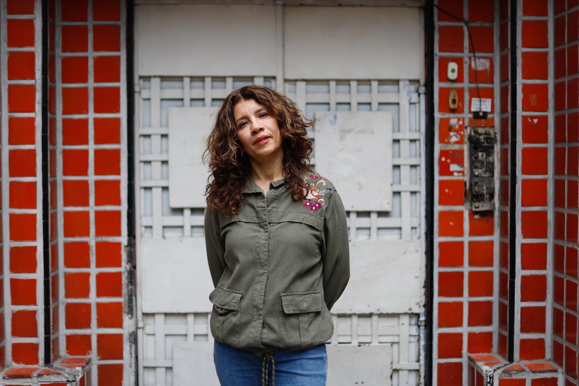 La cineasta Ana Bárcenas, posa al final de una entrevista con EFE este jueves, en la Ciudad de México (México). EFE/ Sáshenka Gutiérrez

