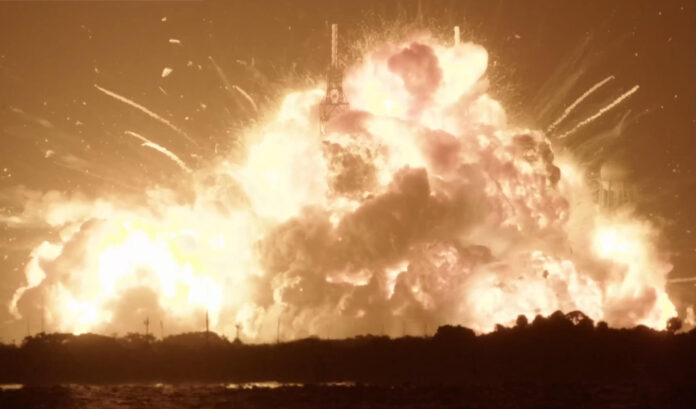 Captura de un video difundido en la cuenta oficial en X @SpaceflightNow que muestra el momento de la explosión del cohete New Glenn, de Blue Origin, que sacudió la noche del jueves hogares a kilómetros de distancia en Cabo Cañaveral y que podría retrasar los planes de la NASA de regresar a la Luna. EFE/ Blue Origin
