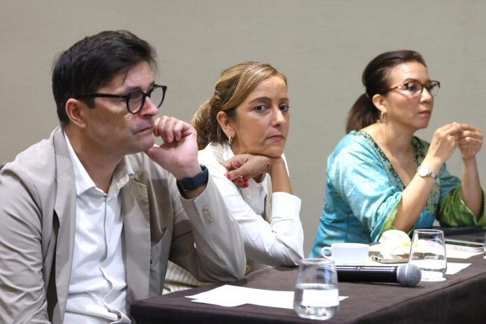 El coordinador del proyecto Apoyo a la Alianza para el Desarrollo en Democracia (ADD), Xabier Meilán (i), junto a la periodista argentina Sol Lauría (c) participan en el lanzamiento de la 'Guía de Acceso a la Información Pública', un manual que busca fortalecer la transparencia en la gestión gubernamental y el conocimiento de periodistas y el resto de la ciudadanía para obtener datos de interés como forma de rendir cuentas al Estado, este viernes en Ciudad de Panamá (Panamá). EFE/ Carlos Lemos

