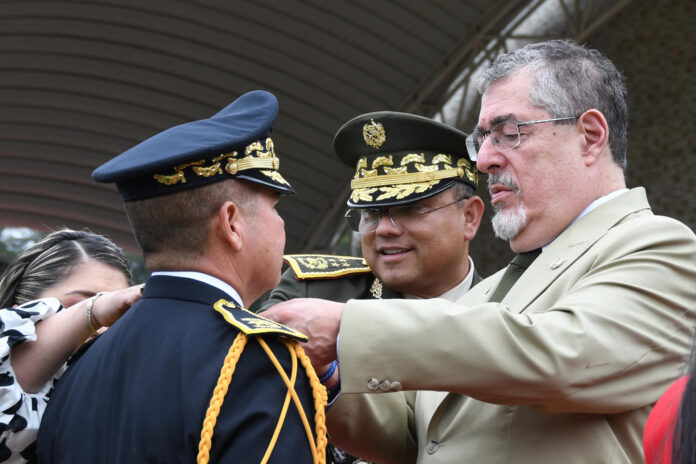 El presidente de Guatemala, Bernardo Arévalo de León (d), destacó el papel que juega el Ejército de su país en el combate a la 