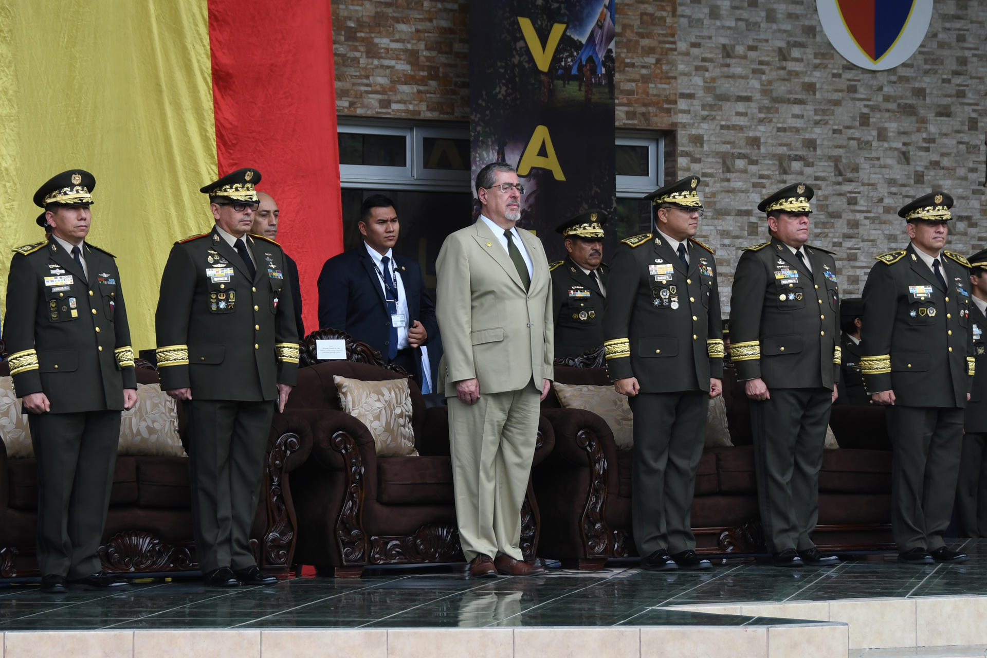 El presidente de Guatemala, Bernardo Arévalo de León (c), destacó el papel que juega el Ejército de su país en el combate a la "cruel" amenaza del narcotráfico y al crimen organizado internacional, este viernes durante un acto en la base militar Mariscal Zavala en el que seis oficiales fueron ascendidos a generales de Brigada, en Ciudad de Guatemela (Guatemala). EFE/ Alex Cruz

