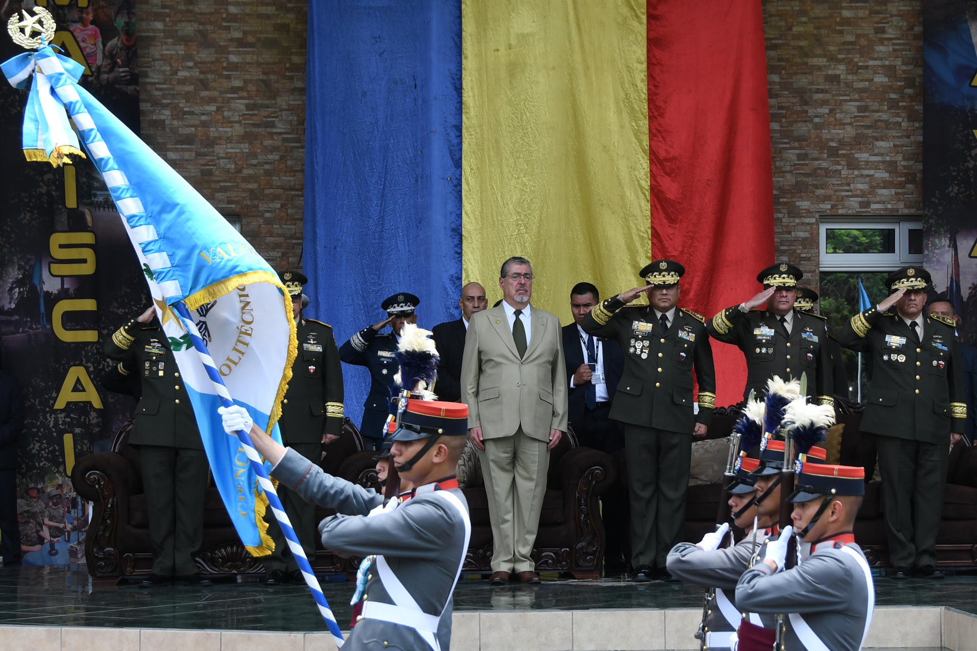 El presidente de Guatemala, Bernardo Arévalo de León (c), destacó el papel que juega el Ejército de su país en el combate a la "cruel" amenaza del narcotráfico y al crimen organizado internacional, este viernes durante un acto en la base militar Mariscal Zavala en el que seis oficiales fueron ascendidos a generales de Brigada, en Ciudad de Guatemela (Guatemala). EFE/ Alex Cruz
