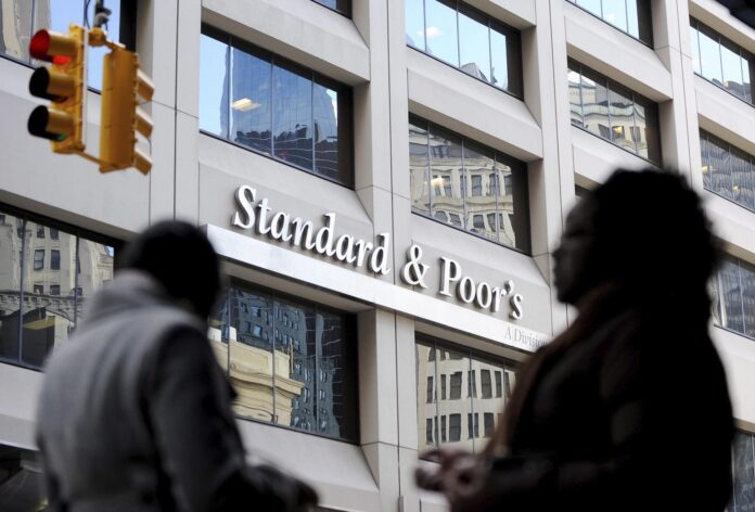 Fotografía de archivo en la que se captó a un par de transeúntes al pasar frente a la sede principal de la calificadora estadounidense de riesgo crediticio Standard and Poor's, en Nueva York (NY, EE.UU.). EFE/Junstin Lane
