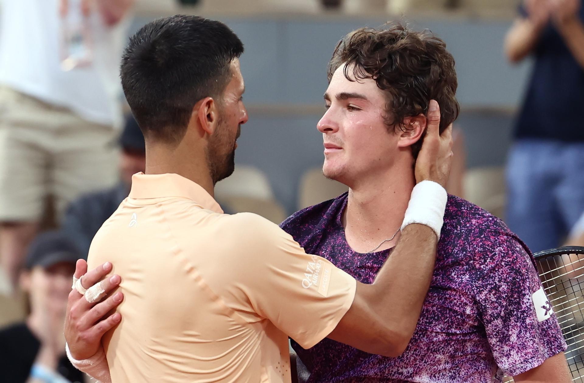 El serbio Novak Djokovic (i), ganador de 24 'grandes', cayó este viernes en tercera ronda del Roland Garros ante una estrella ascendente, el brasileño Joao Fonseca (d), y dejó al torneo parisino huérfano de ganadores de Grand Slam. EFE/EPA/CHRISTOPHE PETIT TESSON
