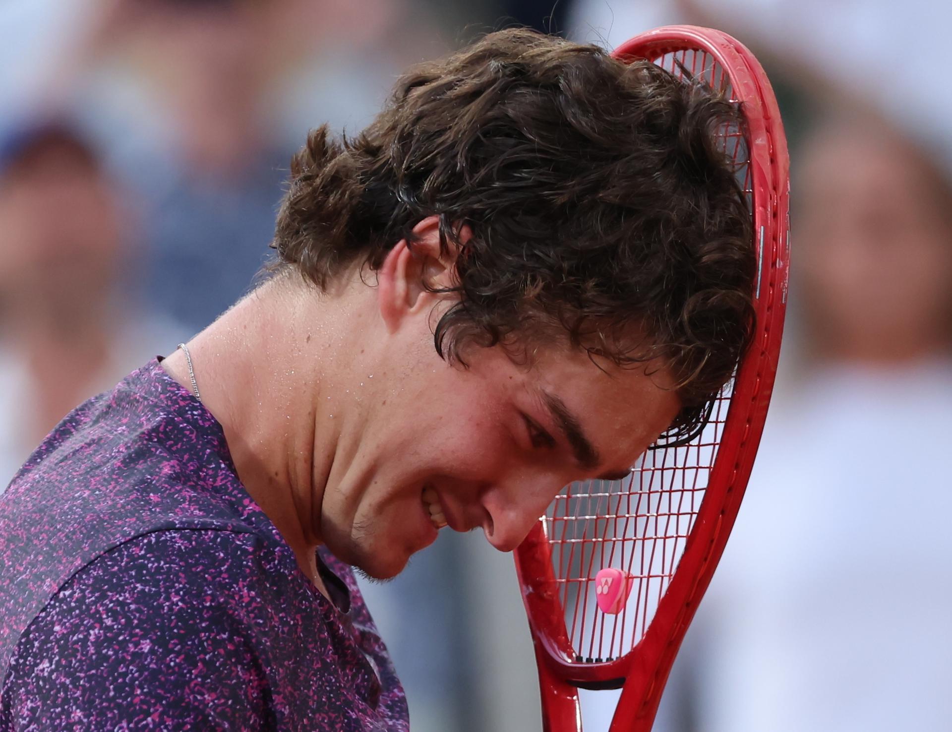 La nueva estrella del tenis, el brasileño Joao Fonseca, de 19 años, se emociona este viernes tras derrotar en tercera ronda del Roland Garros al serbio Novak Djokovic, el último campeón del torneo parisino que quedaba en pie. EFE/EPA/CHRISTOPHE PETIT TESSON
