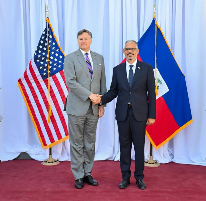 El subsecretario de Estado de Estados Unidos, Christopher Landau (i), posa junto al primer ministro de Haití, Alix Didier Fils-Aimé, durante una reunión en la que discutieron el restablecimiento de la seguridad, condición 