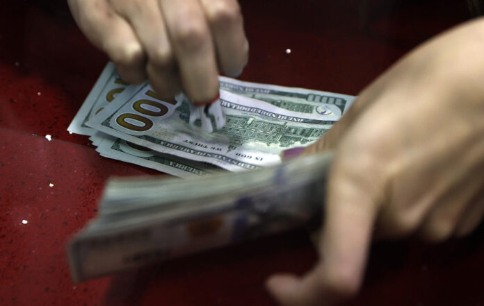 Fotografía de archivo que muestra a una mujer mientras cuenta billetes de dólar en una casa de cambio de divisas. EFE/ Mauricio Dueñas Castañeda
