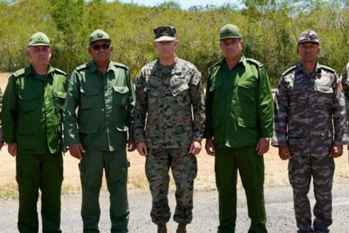 Fotografía difundida en la cuenta del Comandos Sur de EE.UU. de su comandante, general Francis L. Donovan (c), posando con el jefe del Estado Mayor General de Cuba, general Roberto Legrá Sotolongo (2-i), y otros militares cubanos este viernes, en la base naval en la bahía de Guantanamo (Cuba). EFE/ @Southcom

