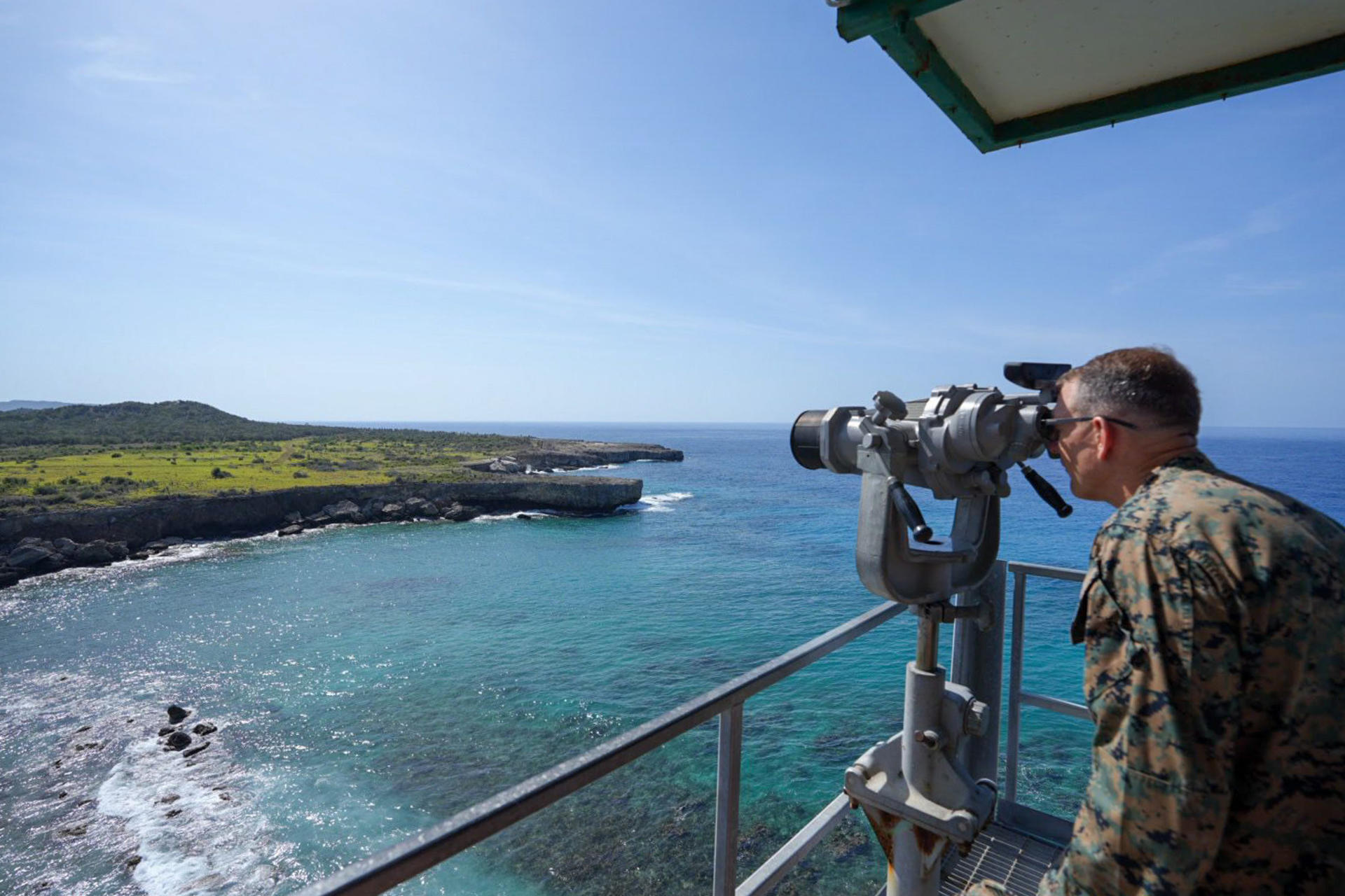 Fotografía difundida en la cuenta del Comandos Sur de EE.UU. de su comandante, general Francis L. Donovan, durante una inspección este viernes, en la Estación Naval estadounidense en la bahía de Guantanamo (Cuba). EFE/ @Southcom