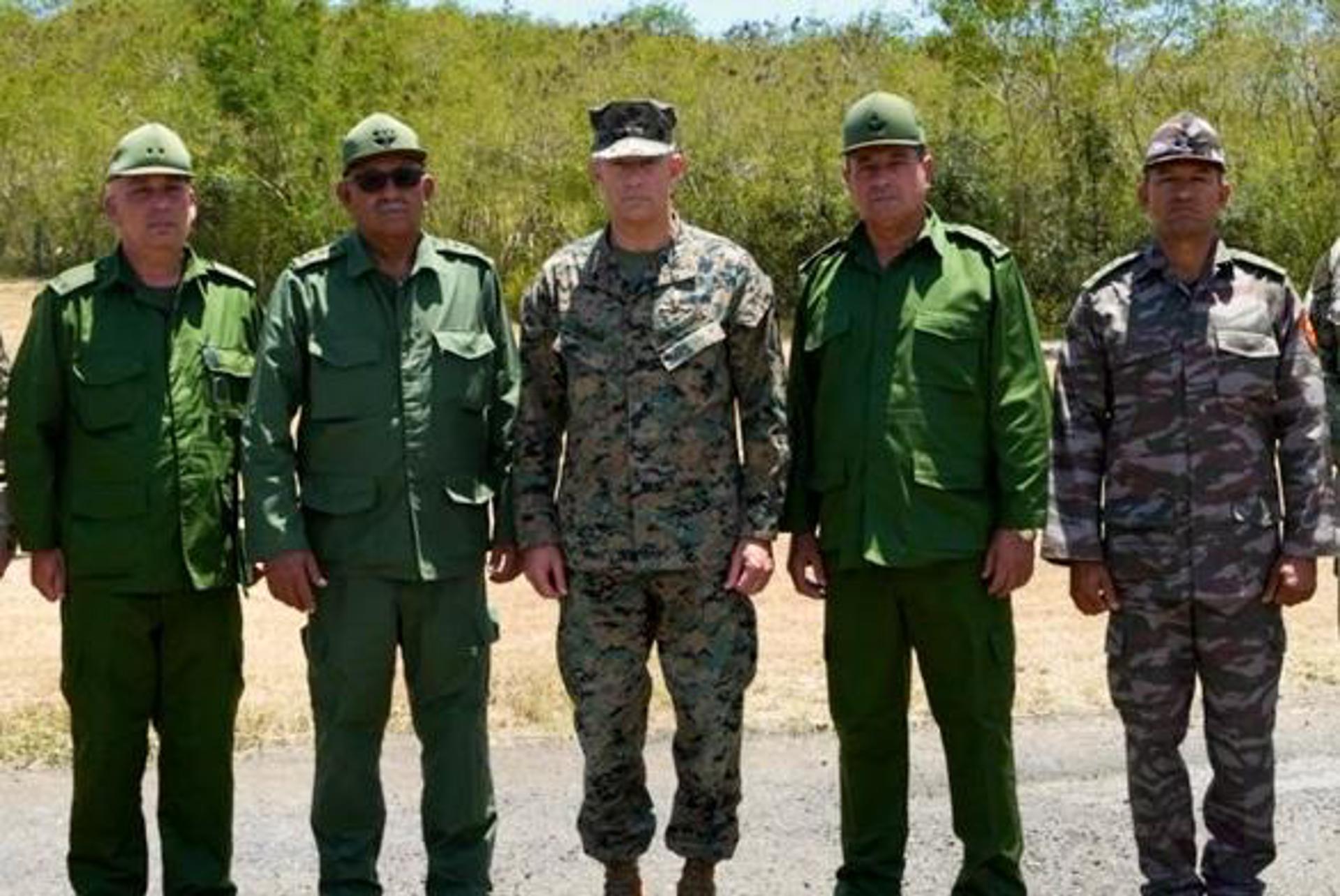 Fotografía difundida en la cuenta del Comandos Sur de EE.UU. de su comandante, general Francis L. Donovan (c), posando con el jefe del Estado Mayor General de Cuba, general Roberto Legrá Sotolongo (2-i), y otros militares cubanos este viernes, en la base naval en la bahía de Guantanamo (Cuba). EFE/ @Southcom /SOLO USO EDITORIAL/ SOLO DISPONIBLE PARA ILUSTRAR LA NOTICIA QUE ACOMPAÑA (CRÉDITO OBLIGATORIO)
