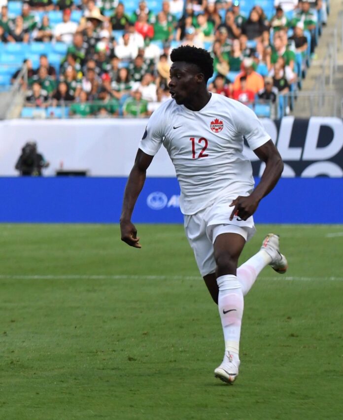 Fotografía de archivo de Alphonso Davies, una de las figuras de la selección de Canadá que, pese estar en proceso de recuperación de una lesión ha sido incluido este viernes en la lista de 26 convocados por el entrenador Jesse Marsch para el Mundial que comenzará el 11 de junio. EFE/ Walter Gómez
