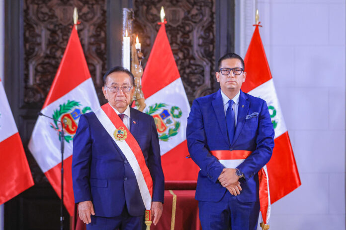 Fotografía cedida por la Presidencia de Perú de su mandatario interino, José María Balcázar (i), posando junto al nuevo ministro de Trabajo y Promoción del Empleo de Perú, Freddy Solano González. EFE/ Presidencia de Perú
