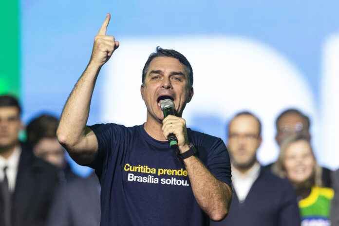 El senador brasileño y precandidato a la Presidencia de Brasil Flávio Bolsonaro habla durante el acto de presentación de las precandidaturas para las próximas elecciones en Brasil, este viernes en Curitiba (Brasil). EFE/ Hedeson Alves
