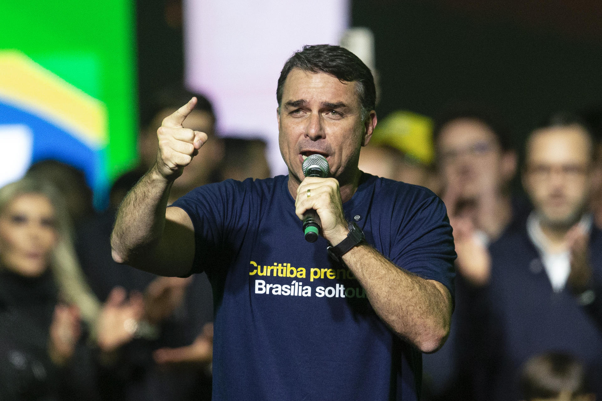 El senador brasileño y precandidato a la Presidencia de Brasil Flávio Bolsonaro habla durante el acto de presentación de las precandidaturas para las próximas elecciones en Brasil, este viernes en Curitiba (Brasil). EFE/ Hedeson Alves
