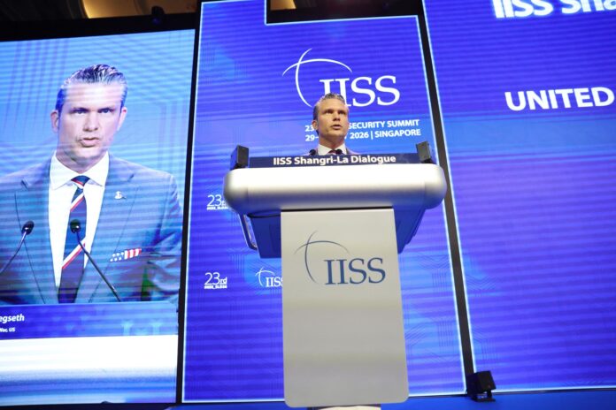 El secretario de Guerra de EE.UU., Pete Hegseth, durante su intervención en el Diálogo Shangri-La de Singapur, el foro de Seguridad anual más importante de Asia.
EFE/EPA/HOW HWEE YOUNG
