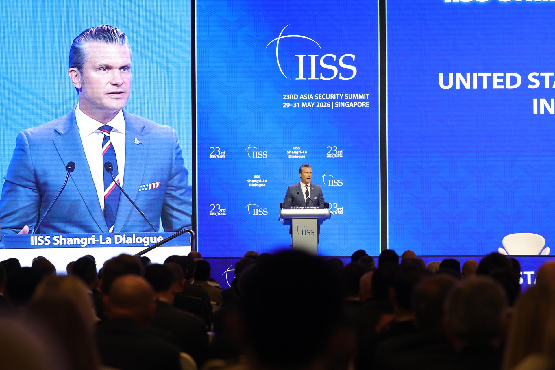 El secretario de Guerra de EE.UU., Pete Hegseth, durante su intervención en el Diálogo Shangri-La de Singapur, el foro de Seguridad anual más importante de Asia.
EFE/EPA/HOW HWEE YOUNG
