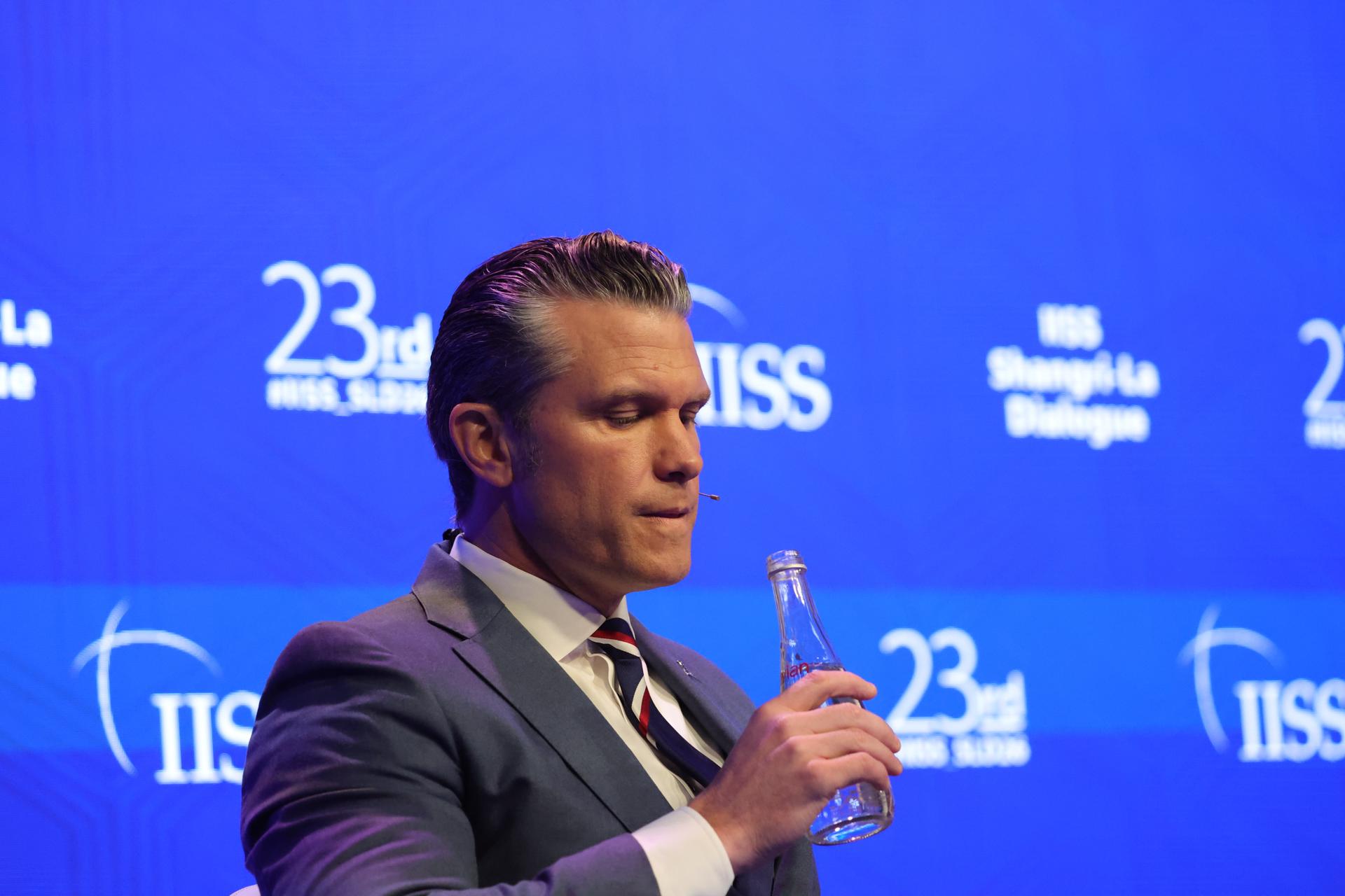 El secretario de Guerra de EE.UU., Pete Hegseth, durante su intervención en el Diálogo Shangri-La de Singapur, el foro de Seguridad anual más importante de Asia.
EFE/EPA/HOW HWEE YOUNG
