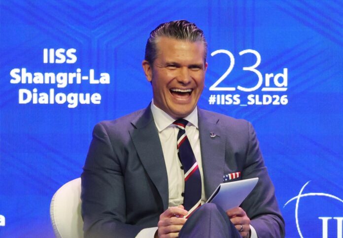 El secretario de Guerra de EE.UU., Pete Hegseth, durante su intervención en el Diálogo Shangri-La de Singapur, el foro de Seguridad anual más importante de Asia.
EFE/EPA/HOW HWEE YOUNG
