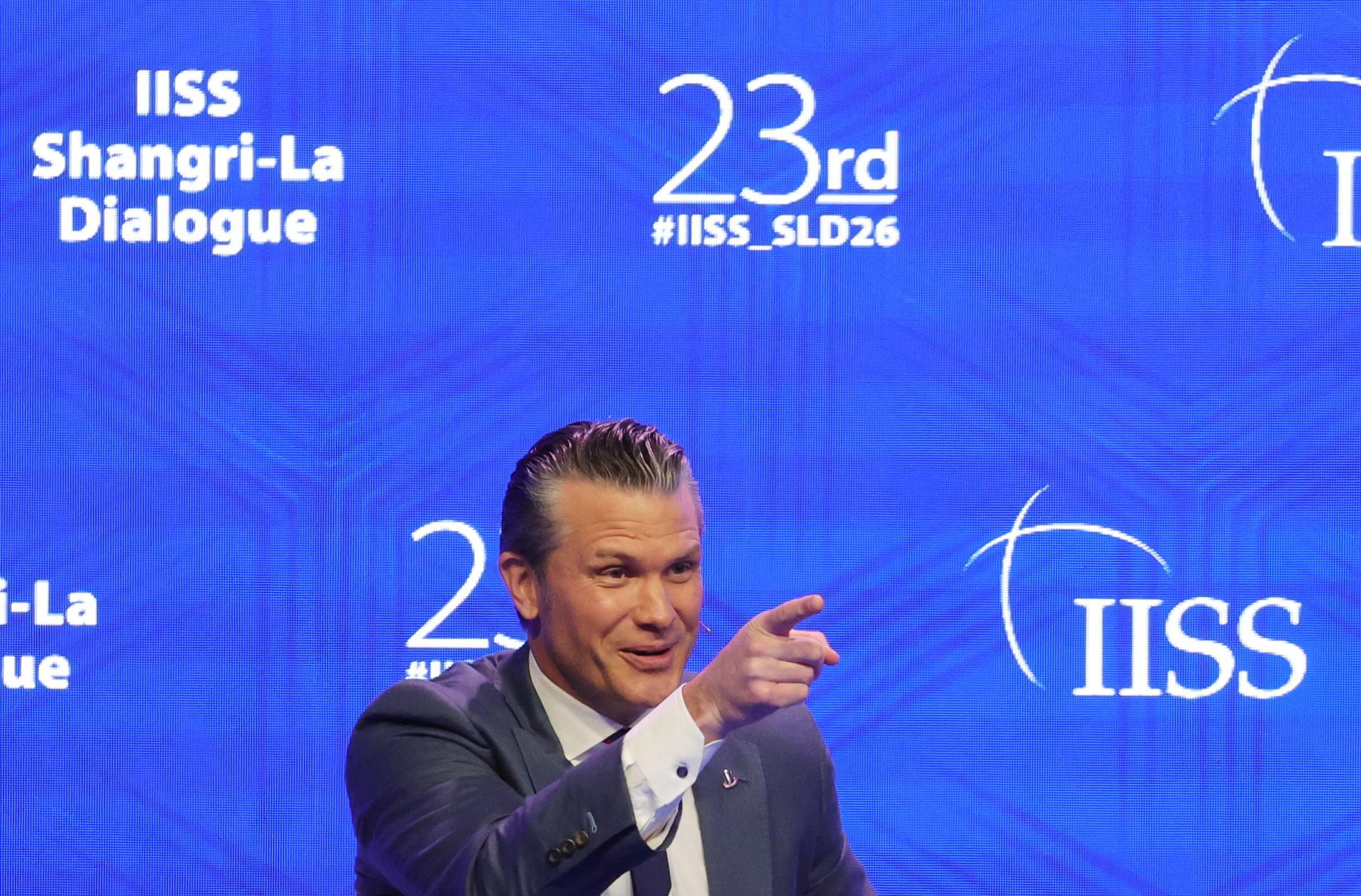 El secretario de Guerra de EE.UU., Pete Hegseth, durante su intervención en el Diálogo Shangri-La de Singapur, el foro de Seguridad anual más importante de Asia.
EFE/EPA/HOW HWEE YOUNG