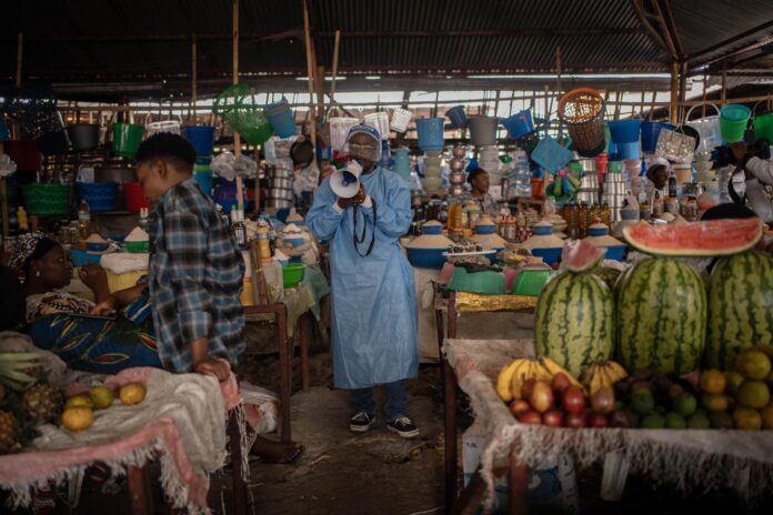 Un coordinador de U-Reporters, un programa de UNICEF destinado a involucrar e informar a las comunidades locales, participa en una campaña de sensibilización contra el ébola este viernes, en Goma (República Democrática del Congo). EFE/ Marie Jeanne Munyerenkana

