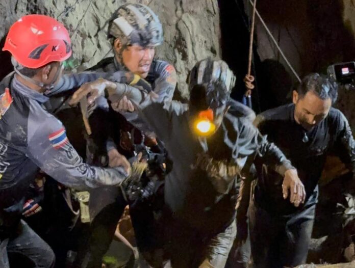 Los rescatistas junto a uno de los mineros rescatados con éxito de una cueva en Laos.
EFE/EPA/METTA THAM KALASIN RESCUE HANDOUT BEST QUALITY AVAILABLEHANDOUT EDITORIAL USE ONLY/NO SALES
