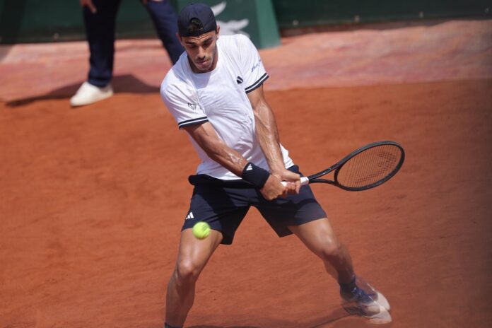 El argentino Francisco Cerúndolo, durante su partido de tercera ronda de Roland Garros contra el estadounidense Zachary Svajda. EFE/EPA/TERESA SUAREZ
