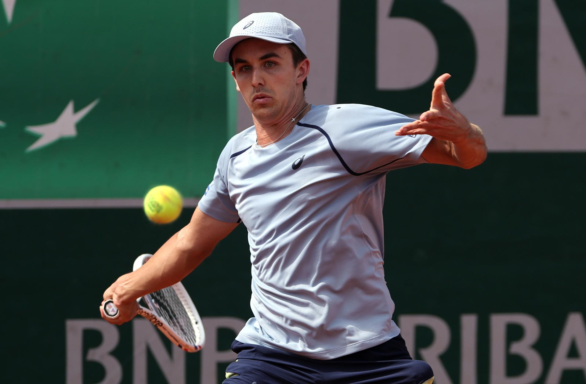 Zachary Svajda durante contra Francisco Cerúndolo, en la tercera ronda del torneo de tenis de Roland Garros. EFE/EPA/TERESA SUAREZ