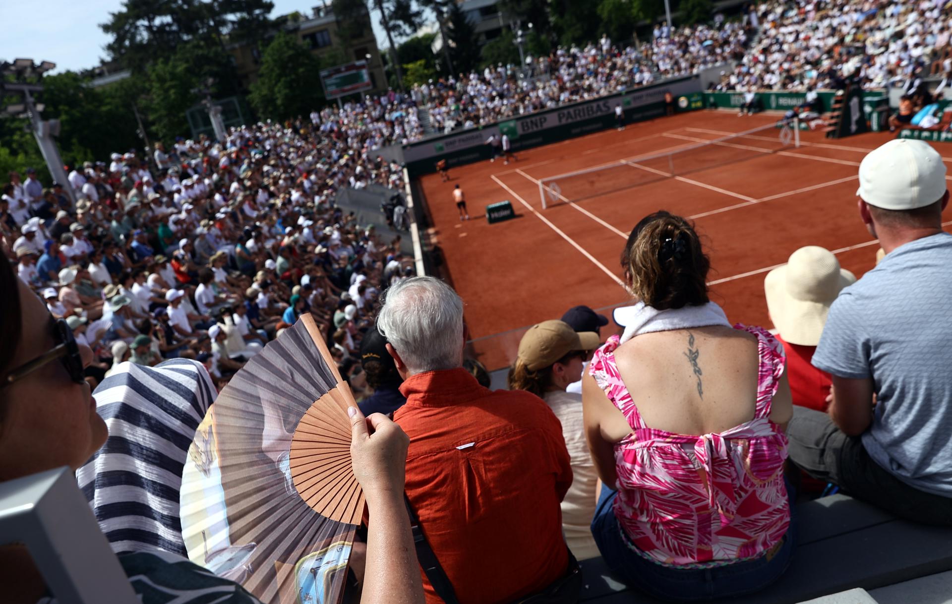 Espectadores en la Pista 14 observan a Francisco Cerundolo, de Argentina, durante su partido de tercera ronda contra Zachary Svajda, de Estados Unidos. EFE/EPA/TERESA SUAREZ
