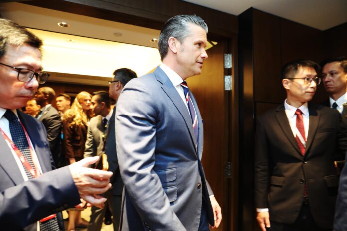 Singapore (Singapore), 30/05/2026.- US Secretary of Defense Pete Hegseth (C) arrives for a ministerial round table lunch on the sidelines of the International Institute for Strategic Studies (IISS) Shangri-la Dialogue Defence Summit in Singapore, 30 May 2026. Defense ministers and officials from 44 countries are gathered in the city state for the IISS Shangri-la Dialogue, an annual high level defence summit in the Asia Pacific region. (Singapur) EFE/EPA/HOW HWEE YOUNG
