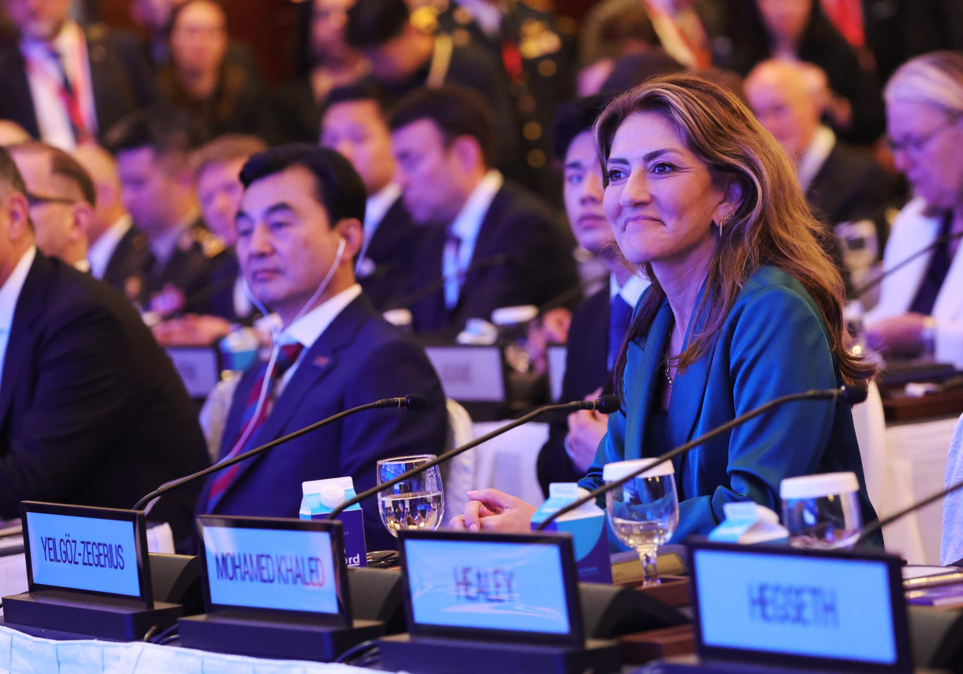 Singapore (Singapore), 30/05/2026.- Netherlands' Deputy Prime Minister and Defence Minister Dilan Yesilgoz-Zegerius (R) attends a plenary session of the International Institute for Strategic Studies (IISS) Shangri-la Dialogue Defence Summit in Singapore, 30 May 2026. Defense ministers and officials from 44 countries are gathered in the city state for the IISS Shangri-la Dialogue, an annual high level defence summit in the Asia Pacific region. (Países Bajos; Holanda, Singapur) EFE/EPA/HOW HWEE YOUNG