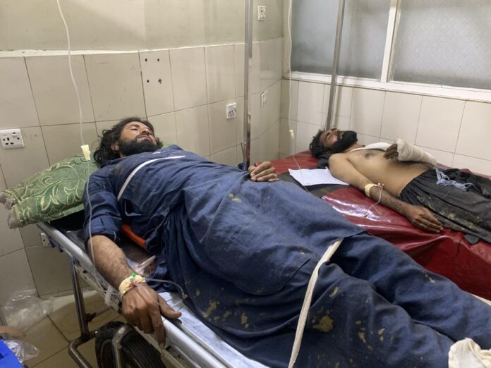 Kabul, 30 may (EFE).— Al menos 20 personas, entre ellas 10 niños, perdieron la vida y otras 33 resultaron heridas al volcar  un camión en el que viajaban varias familias en la provincia de Laghman, en el este de Afganistán, informaron las autoridades este sábado. EFE/EPA/STRINGER
